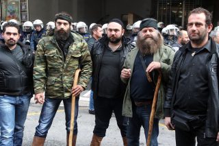 Στα μετόχια έχουν αφήσει τις κατσούνες προς το παρόν οι αγρότες της Κρήτης - Η φωτογραφία είναι από την απόβαση στην Αθήνα στις διαμαρτυρίες του 2016